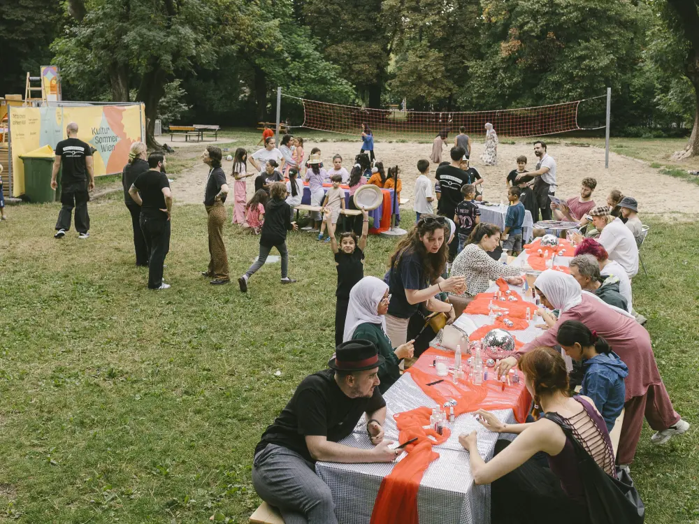 Viele Menschen nehmen an der Styling Corner im Waldmüllerpark teil. 